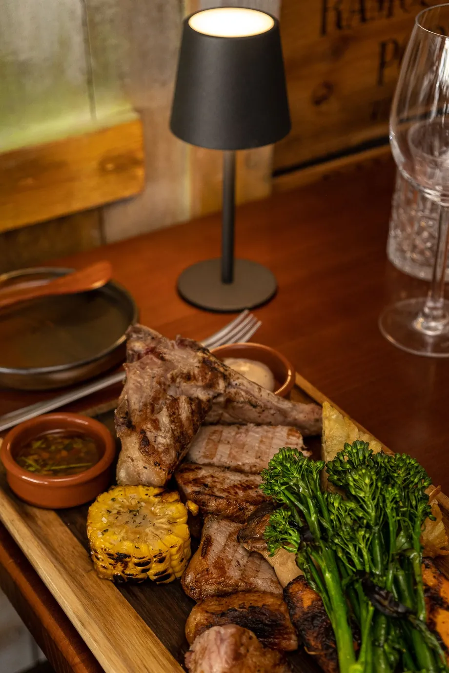 Tábua de carnes grelhadas do Aurora, com milho, brócolos e molhos
