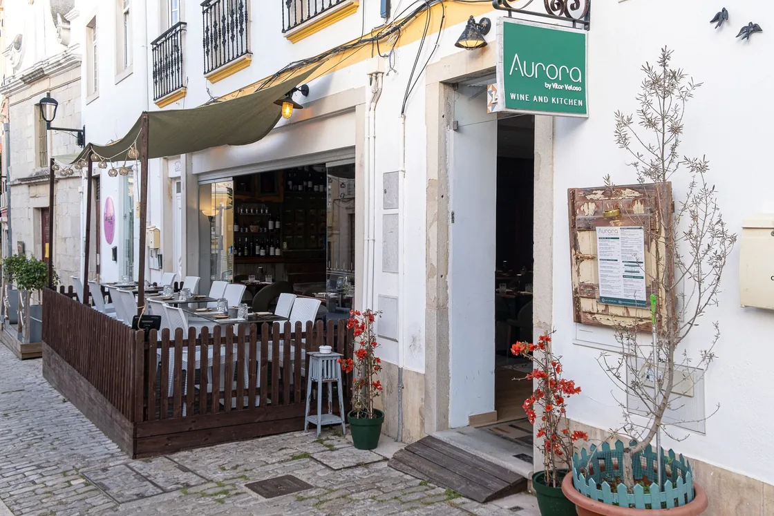 Fachada do Aurora by Vitor Veloso, com esplanada, na Rua Dom Paio Peres Correia, em Loulé