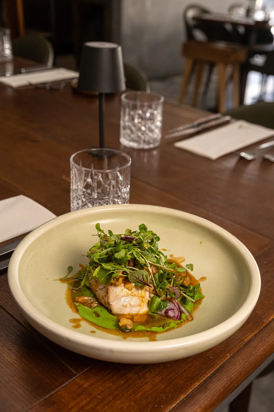 Prato de peixe do Aurora, com puré verde e brotos frescos