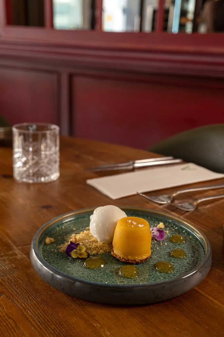 Sobremesa do Aurora com sorbet, crumble e flores comestíveis