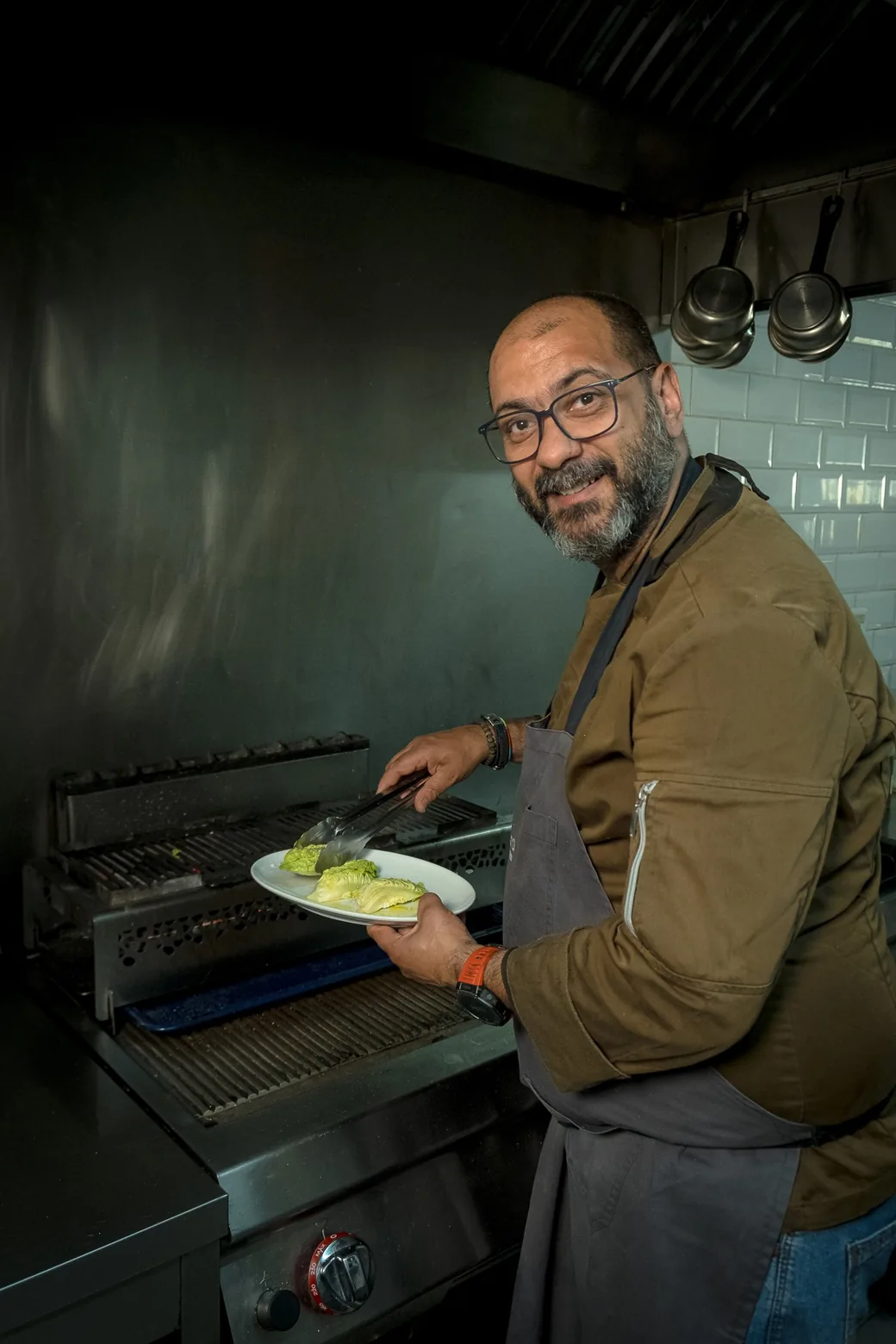O Chef Vitor Veloso ao grelhador, na cozinha do Aurora, em Loulé